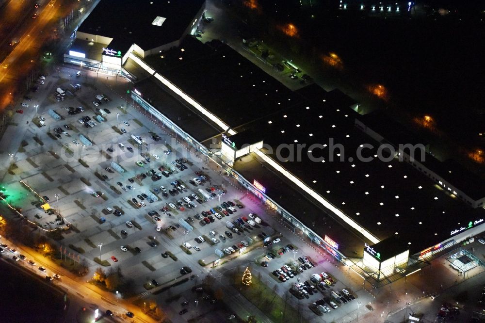 Schwerin at night from the bird perspective: Night view building of the shopping center seven seas centre in Schwerin in the state Mecklenburg - Western Pomerania