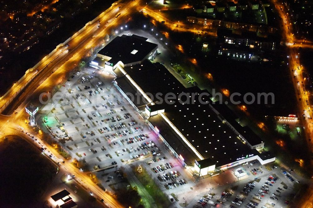 Aerial photograph at night Schwerin - Night view building of the shopping center seven seas centre in Schwerin in the state Mecklenburg - Western Pomerania