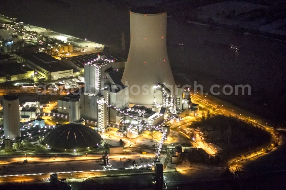 Aerial image at night Duisburg - View at the hard coal power plant Walsum in the district Walsum in Duisburg in the federal state of North Rhine-Westphalia. It is located on the site of the former mine , which was up to its closure in 2008, the last in use mine in the city of Duisburg. Operators of the plant are the municipal utility consortium Rhine-Ruhr and Evonik Industries AG