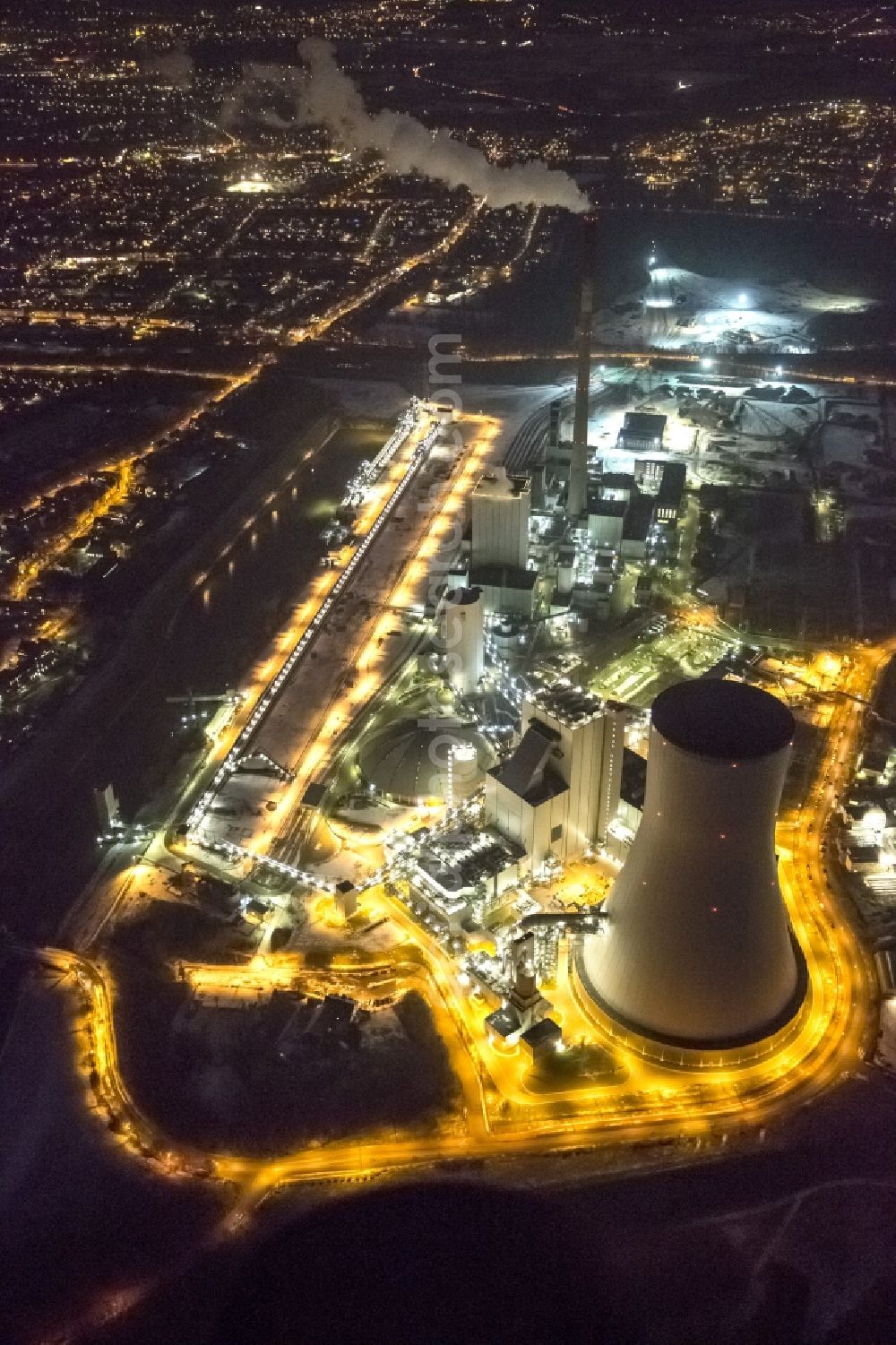 Duisburg at night from the bird perspective: View at the hard coal power plant Walsum in the district Walsum in Duisburg in the federal state of North Rhine-Westphalia. It is located on the site of the former mine , which was up to its closure in 2008, the last in use mine in the city of Duisburg. Operators of the plant are the municipal utility consortium Rhine-Ruhr and Evonik Industries AG