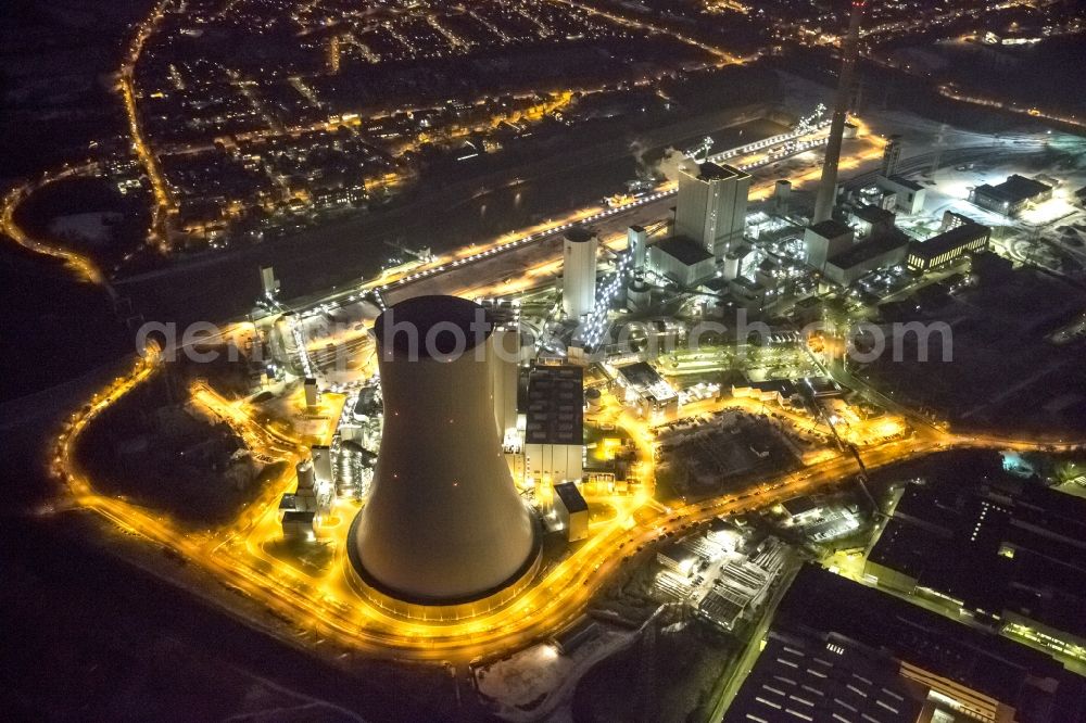 Aerial photograph at night Duisburg - View at the hard coal power plant Walsum in the district Walsum in Duisburg in the federal state of North Rhine-Westphalia. It is located on the site of the former mine , which was up to its closure in 2008, the last in use mine in the city of Duisburg. Operators of the plant are the municipal utility consortium Rhine-Ruhr and Evonik Industries AG