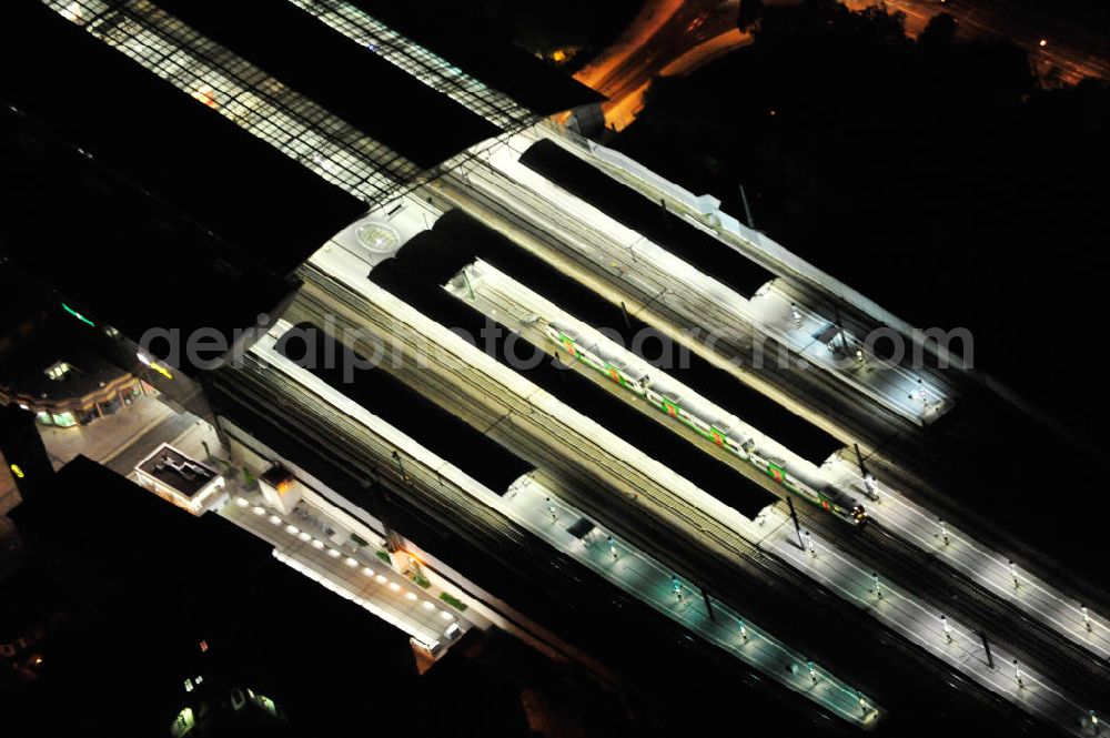 Aerial photograph at night Erfurt - Nachtaufnahme vom Areal des Hauptbahnhof Erfurt am Willy-Brandt-Platz 12 in 99084 Erfurt. Der neu umgebaute Durchgangsbahnhof ist ein wichtiger Knotenpunkt im Eisenbahnverkehr in Deutschland. Über ihn führen sternenförmig Strecken ins ganze Land mit durchschnittlich 34.000 Fahrgästen am Tag. Night shot from the area of the main station at Erfurt.