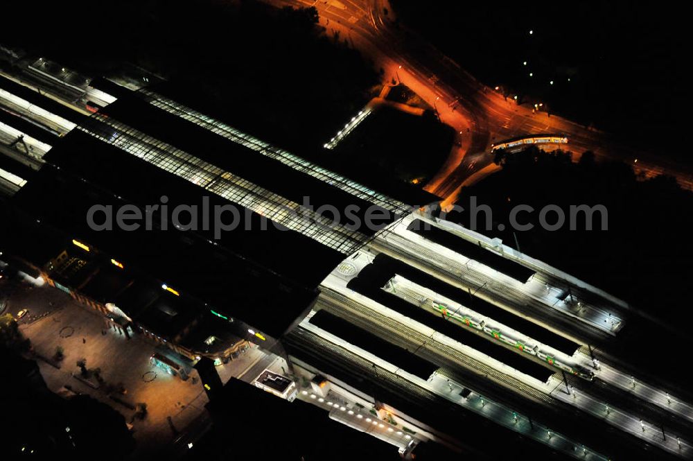 Aerial image at night Erfurt - Nachtaufnahme vom Areal des Hauptbahnhof Erfurt am Willy-Brandt-Platz 12 in 99084 Erfurt. Der neu umgebaute Durchgangsbahnhof ist ein wichtiger Knotenpunkt im Eisenbahnverkehr in Deutschland. Über ihn führen sternenförmig Strecken ins ganze Land mit durchschnittlich 34.000 Fahrgästen am Tag. Night shot from the area of the main station at Erfurt.