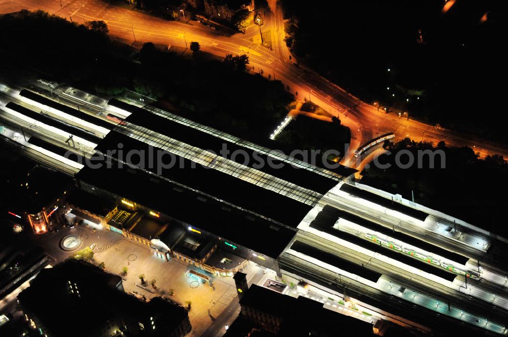 Erfurt at night from above - Nachtaufnahme vom Areal des Hauptbahnhof Erfurt am Willy-Brandt-Platz 12 in 99084 Erfurt. Der neu umgebaute Durchgangsbahnhof ist ein wichtiger Knotenpunkt im Eisenbahnverkehr in Deutschland. Über ihn führen sternenförmig Strecken ins ganze Land mit durchschnittlich 34.000 Fahrgästen am Tag. Night shot from the area of the main station at Erfurt.