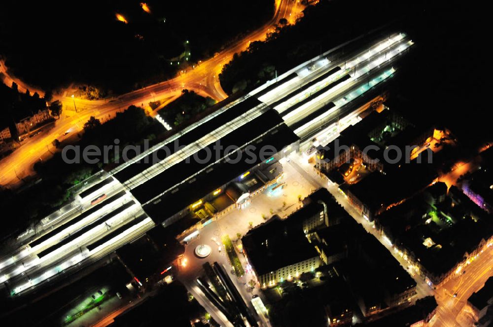 Erfurt at night from the bird perspective: Nachtaufnahme vom Areal des Hauptbahnhof Erfurt am Willy-Brandt-Platz 12 in 99084 Erfurt. Der neu umgebaute Durchgangsbahnhof ist ein wichtiger Knotenpunkt im Eisenbahnverkehr in Deutschland. Über ihn führen sternenförmig Strecken ins ganze Land mit durchschnittlich 34.000 Fahrgästen am Tag. Night shot from the area of the main station at Erfurt.