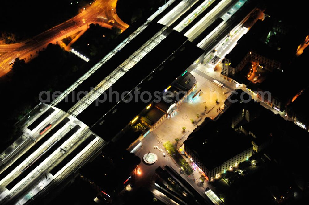 Aerial photograph at night Erfurt - Nachtaufnahme vom Areal des Hauptbahnhof Erfurt am Willy-Brandt-Platz 12 in 99084 Erfurt. Der neu umgebaute Durchgangsbahnhof ist ein wichtiger Knotenpunkt im Eisenbahnverkehr in Deutschland. Über ihn führen sternenförmig Strecken ins ganze Land mit durchschnittlich 34.000 Fahrgästen am Tag. Night shot from the area of the main station at Erfurt.