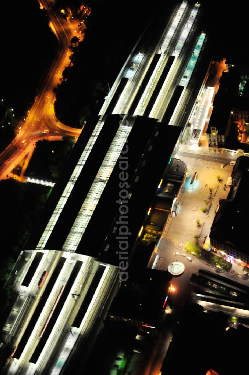 Aerial image at night Erfurt - Nachtaufnahme vom Areal des Hauptbahnhof Erfurt am Willy-Brandt-Platz 12 in 99084 Erfurt. Der neu umgebaute Durchgangsbahnhof ist ein wichtiger Knotenpunkt im Eisenbahnverkehr in Deutschland. Über ihn führen sternenförmig Strecken ins ganze Land mit durchschnittlich 34.000 Fahrgästen am Tag. Night shot from the area of the main station at Erfurt.