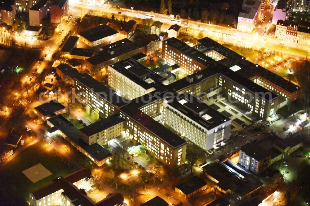 Aerial image at night Berlin - Night view hospital grounds of the Vivantes Clinic Landsberger Allee im Friedrichshain in Berlin