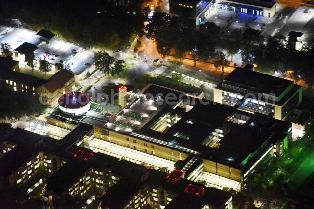 Berlin at night from the bird perspective: Night view hospital grounds of the Clinic for urology and neuro-urology in the Warener Strasse in Berlin