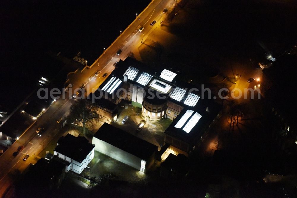 Aerial photograph at night Schwerin - Night view of museum building ensemble Staatliches Museum Schwerin in Schwerin in the state Mecklenburg - Western Pomerania