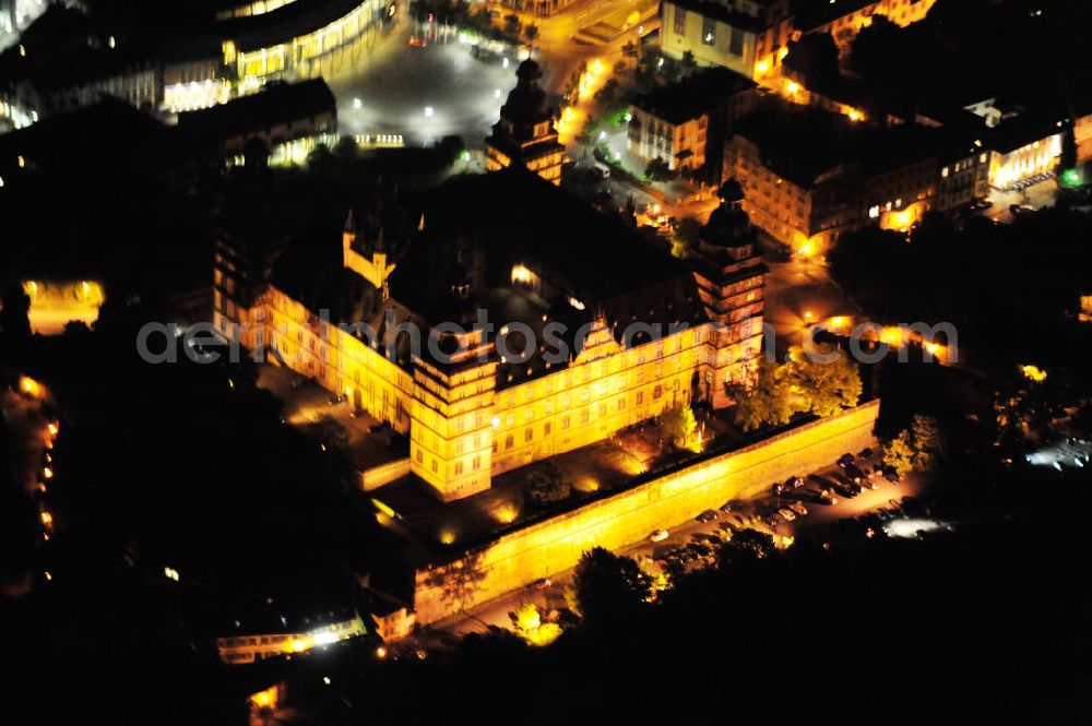 Aschaffenburg at night from the bird perspective: Nachtluftbild vom Schloss Johannisburg am Main. Das bedeutende Renaissanceschloss wurde von Georg Ridinger erbaut. Eigentümerin ist die Bayerische Verwaltung der staatlichen Schlösser, Gärten und Seen. Night aerial view of the castle Johannesburg.