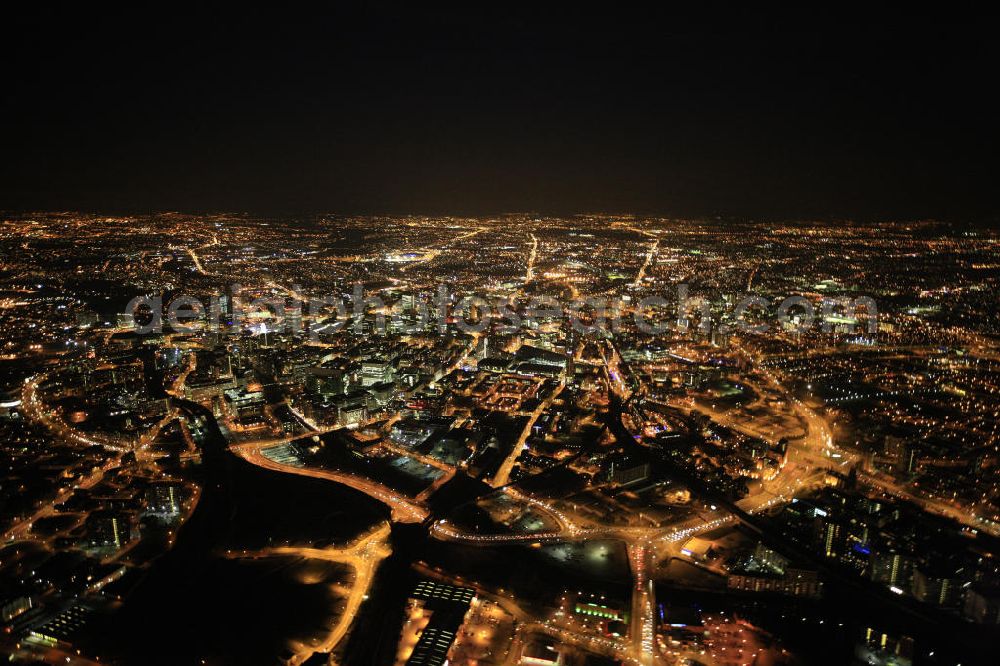 Aerial photograph at night Manchester - Nachtluftbild vom Stadtzentrum in Manchester. Night aerial view of the city center in Manchester.