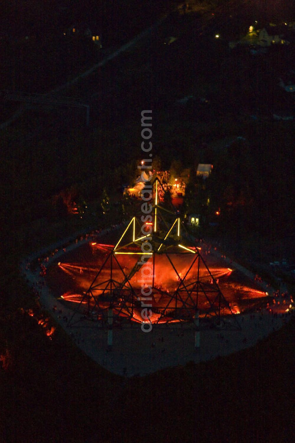 Aerial photograph at night Bottrop - Nachtluftbild vom Tetraeder-Kunstobjekt in Bottrop - Nordrhein-Westfalen / NW. Im Rahmen der jährlichen Kulturnacht ExtraSchicht wurde auf dem Gelände eine Lichtinstallation umgesetzt. Aerial night photograph / night shot of the tetrahedron / triangular pyramid object of art in Bottrop - North Rhine-Westphalia / NW. In the context of the annually cultural night ExtraSchicht, there was a special light installation on the area. -