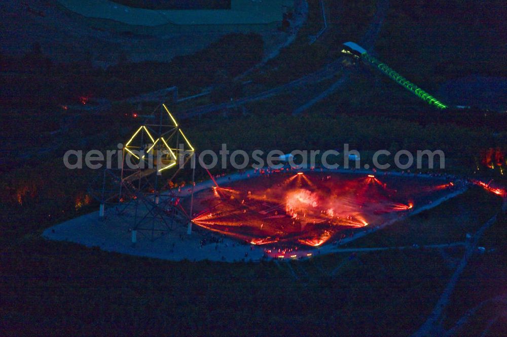 Aerial image at night Bottrop - Nachtluftbild vom Tetraeder-Kunstobjekt in Bottrop - Nordrhein-Westfalen / NW. Im Rahmen der jährlichen Kulturnacht ExtraSchicht wurde auf dem Gelände eine Lichtinstallation umgesetzt. Aerial night photograph / night shot of the tetrahedron / triangular pyramid object of art in Bottrop - North Rhine-Westphalia / NW. In the context of the annually cultural night ExtraSchicht, there was a special light installation on the area. -