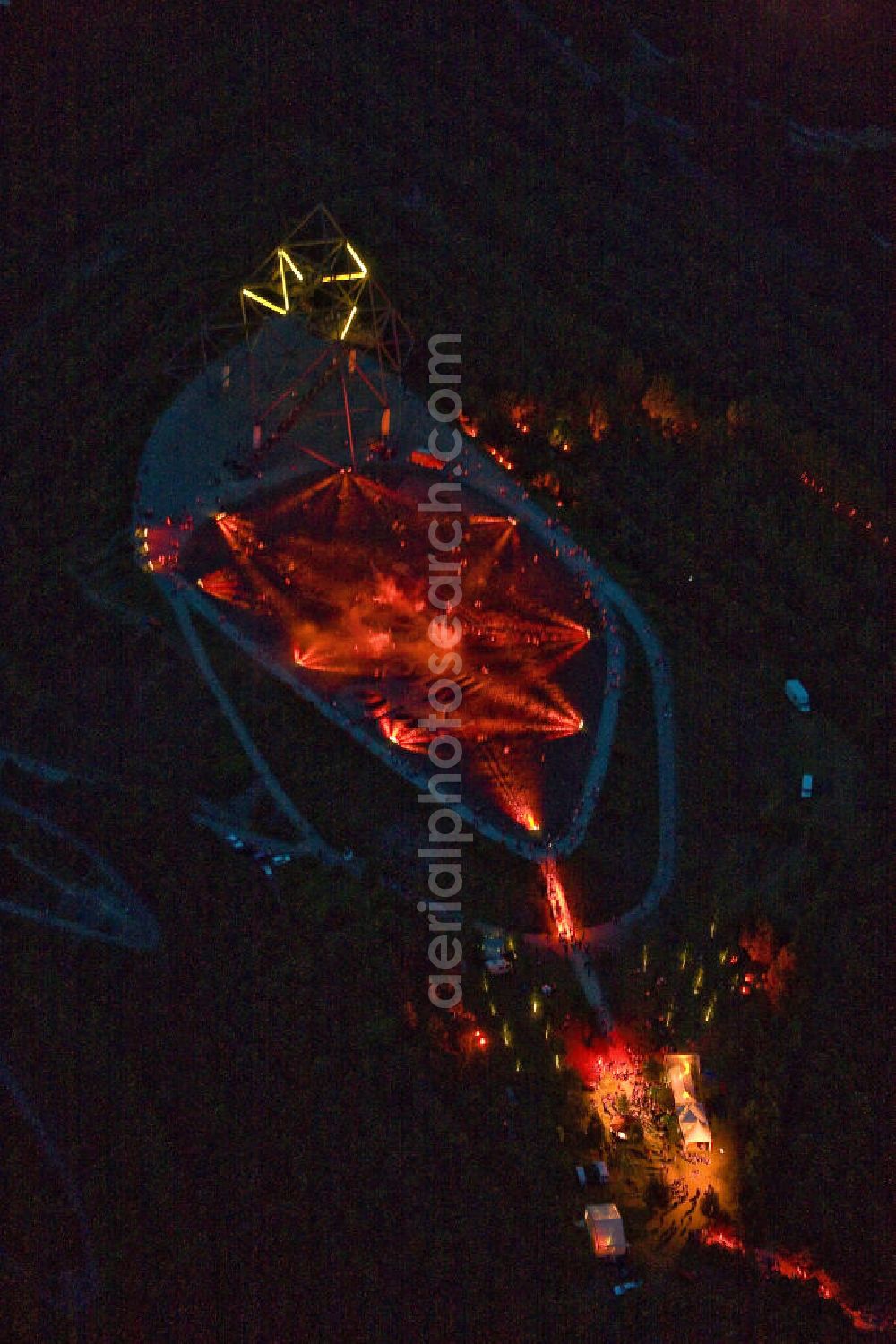 Bottrop at night from above - Nachtluftbild vom Tetraeder-Kunstobjekt in Bottrop - Nordrhein-Westfalen / NW. Im Rahmen der jährlichen Kulturnacht ExtraSchicht wurde auf dem Gelände eine Lichtinstallation umgesetzt. Aerial night photograph / night shot of the tetrahedron / triangular pyramid object of art in Bottrop - North Rhine-Westphalia / NW. In the context of the annually cultural night ExtraSchicht, there was a special light installation on the area. -