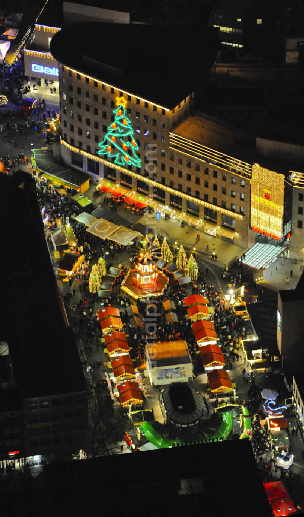 Bochum at night from above - Nachtluftbild vom Weihnachtsmarkt in Bochum - Nordrhein-Westfalen / NW. Aerial night photograph / night shot of the Christmas market in Bochum - North Rhine-Westphalia / NW.