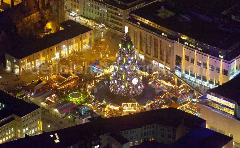 Aerial image at night Dortmund - Nachtluftbild vom Weihnachtsmarkt am Hansaplatz mit der großen Weihnachtstanne in der Dortmunder Innenstadt.