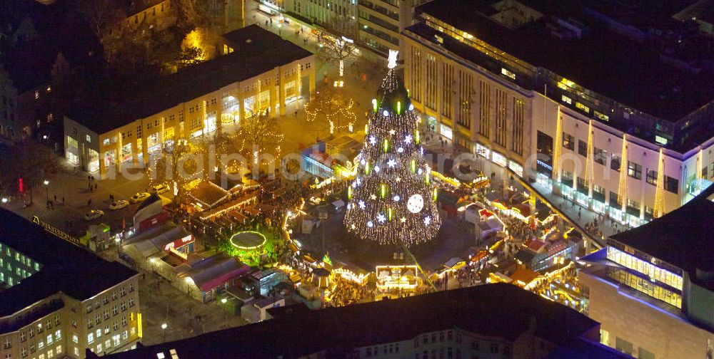 Dortmund at night from above - Nachtluftbild vom Weihnachtsmarkt am Hansaplatz mit der großen Weihnachtstanne in der Dortmunder Innenstadt.