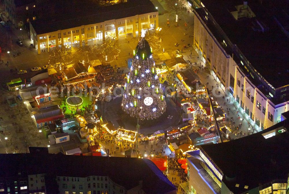 Aerial photograph at night Dortmund - Nachtluftbild vom Weihnachtsmarkt am Hansaplatz mit der großen Weihnachtstanne in der Dortmunder Innenstadt.