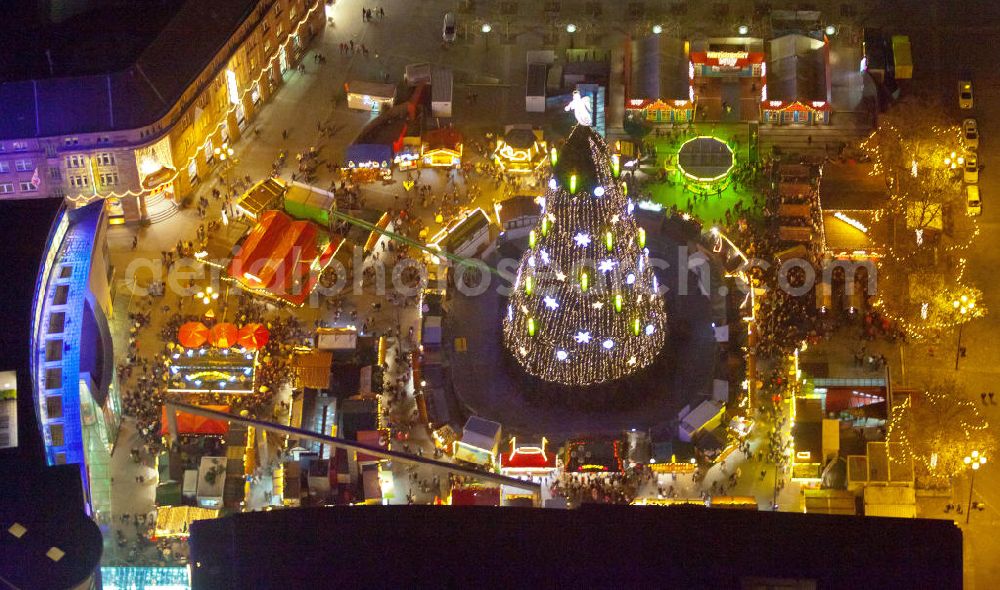 Dortmund at night from above - Nachtluftbild vom Weihnachtsmarkt am Hansaplatz mit der großen Weihnachtstanne in der Dortmunder Innenstadt.