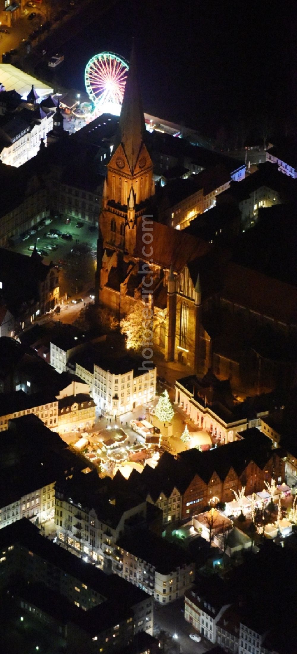 Aerial photograph at night Schwerin - Night view christmas - event site at the market near the cathedral Schwerin in the state Mecklenburg - Western Pomerania