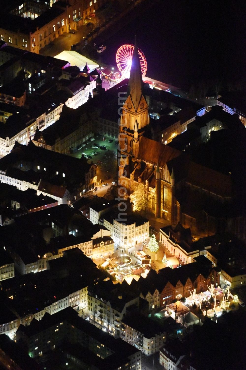 Schwerin at night from the bird perspective: Night view christmas - event site at the market near the cathedral Schwerin in the state Mecklenburg - Western Pomerania