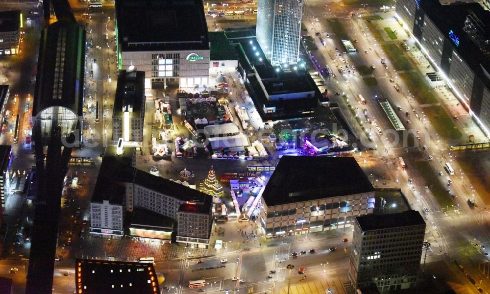 Berlin at night from the bird perspective: Night view christmassy market event grounds and sale huts and booths auf dem Alexanderplatz in Berlin