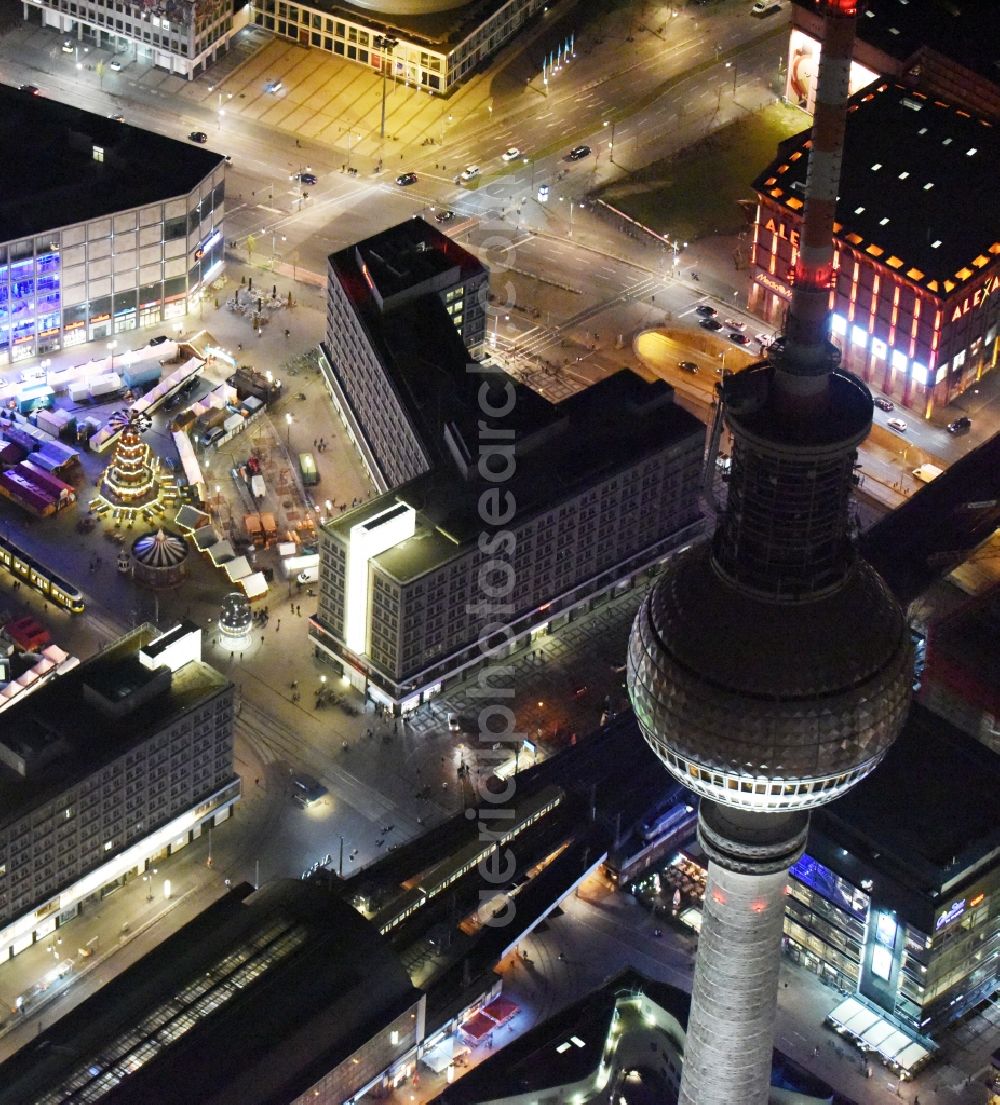 Berlin at night from the bird perspective: Night view christmassy market event grounds and sale huts and booths auf dem Alexanderplatz in Berlin