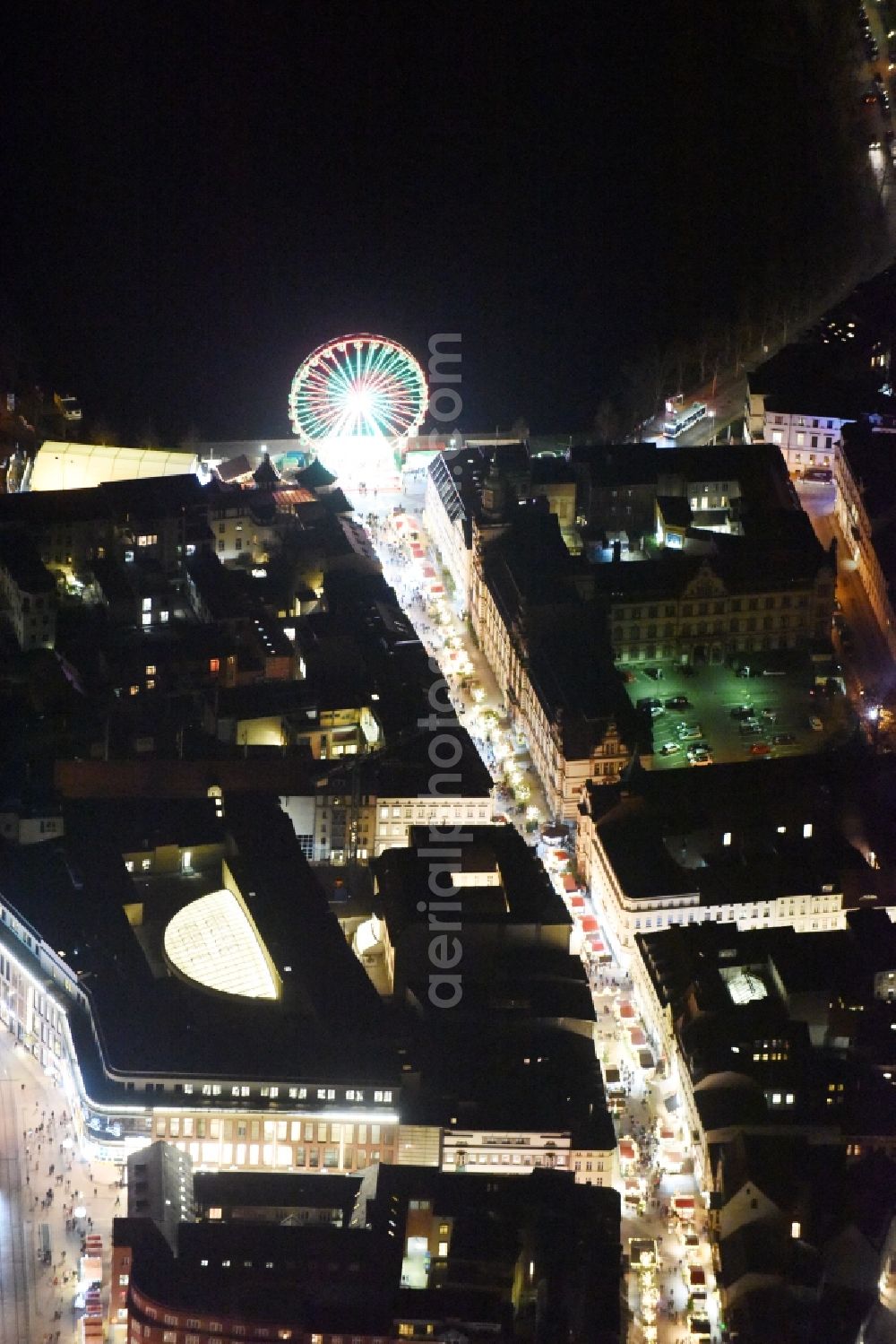 Schwerin at night from the bird perspective: Night view of the christmassy market event grounds and sale huts and booths along the Mecklenburgstrasse in Schwerin in the state Mecklenburg - Western Pomerania