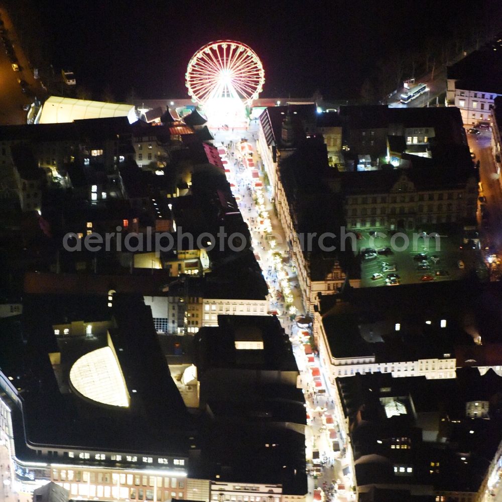 Aerial photograph at night Schwerin - Night view of the christmassy market event grounds and sale huts and booths along the Mecklenburgstrasse in Schwerin in the state Mecklenburg - Western Pomerania