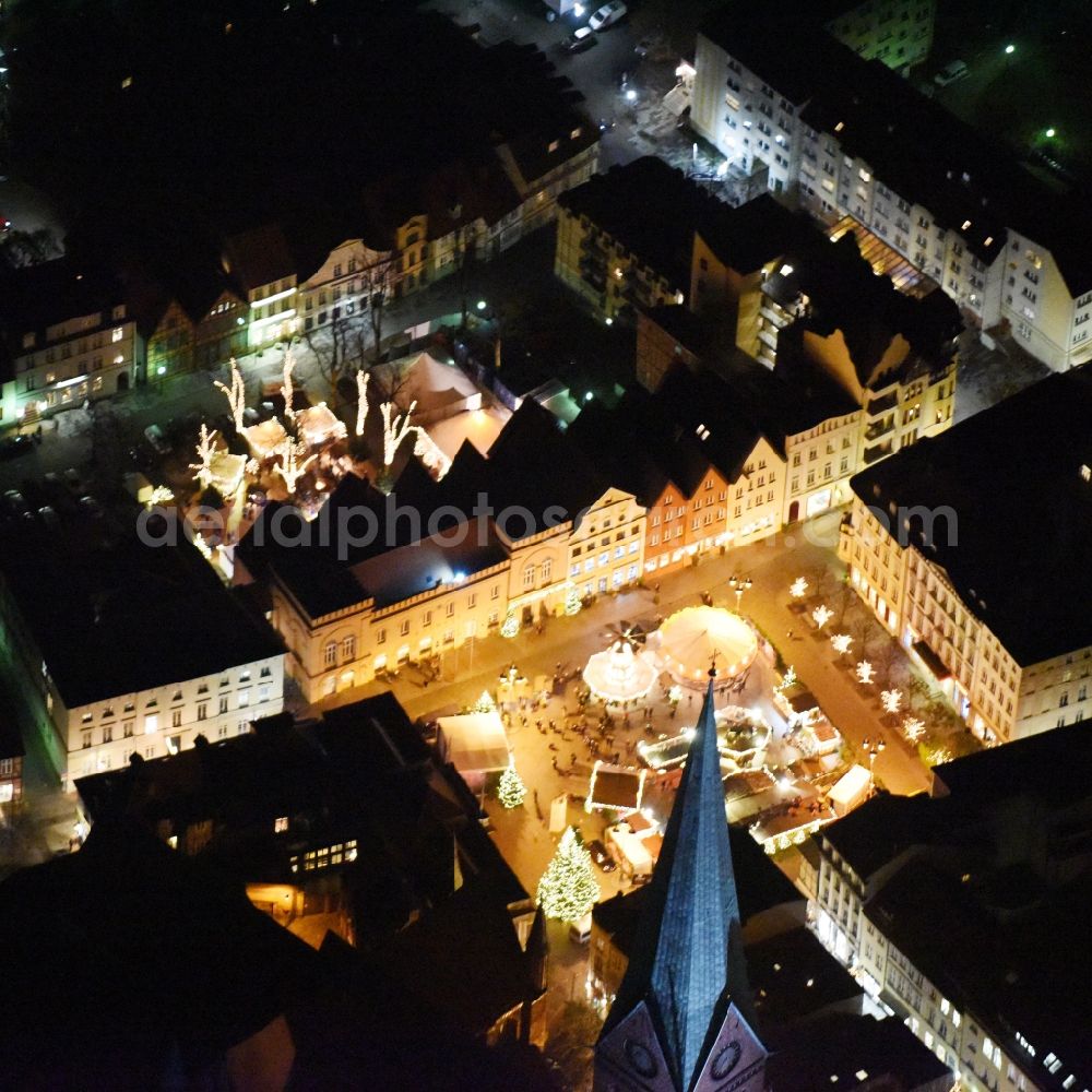 Aerial image at night Schwerin - Night view of the christmassy market event grounds and sale huts and booths Am Markt in Schwerin in the state Mecklenburg - Western Pomerania