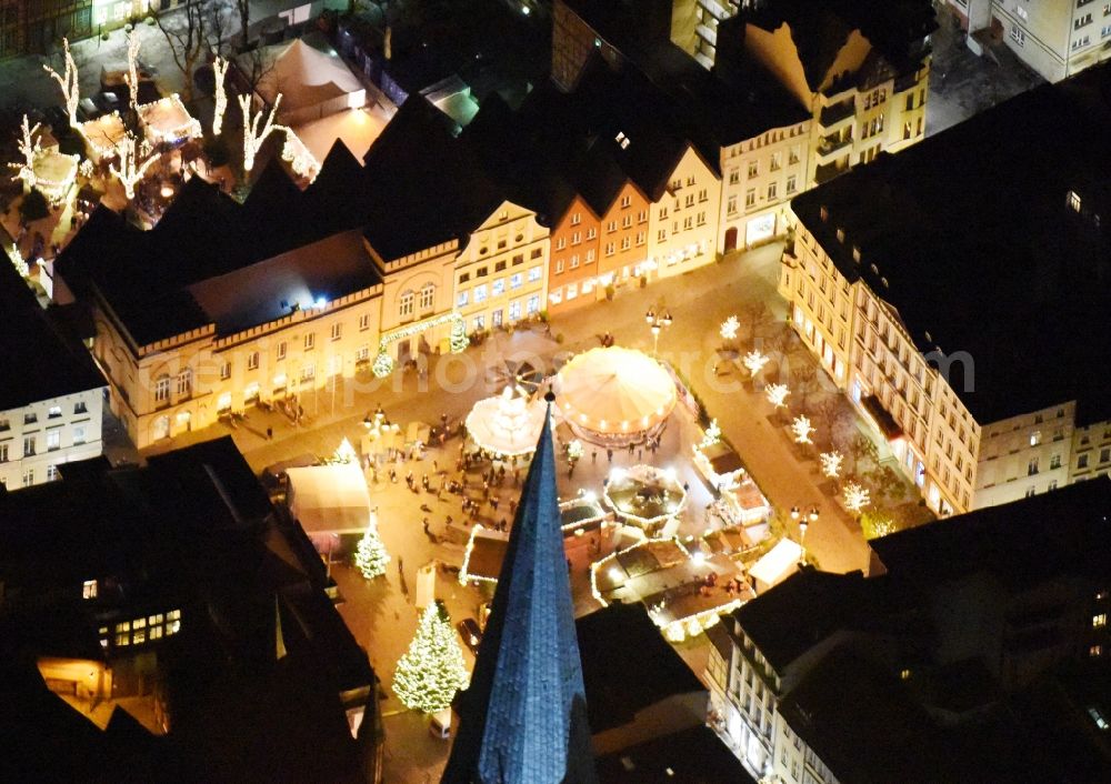 Schwerin at night from above - Night view of the christmassy market event grounds and sale huts and booths Am Markt in Schwerin in the state Mecklenburg - Western Pomerania