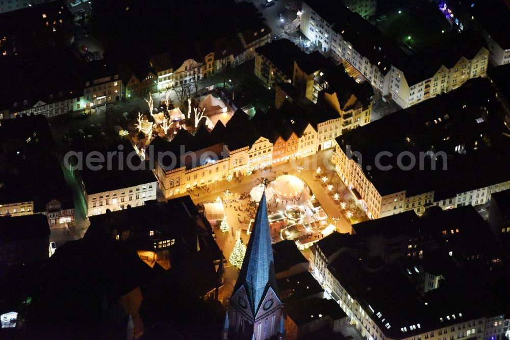 Schwerin at night from the bird perspective: Night view of the christmassy market event grounds and sale huts and booths Am Markt in Schwerin in the state Mecklenburg - Western Pomerania