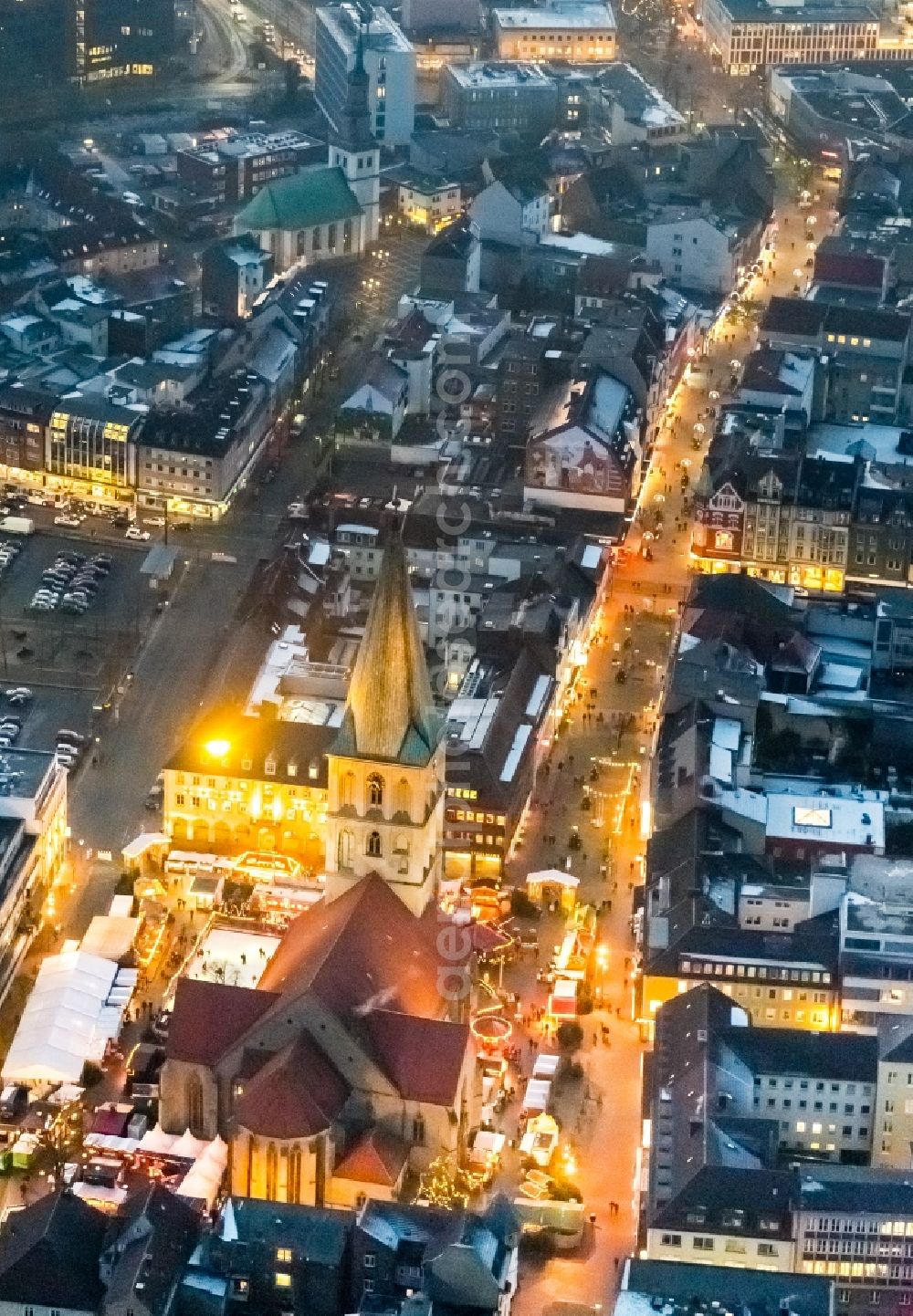 Hamm at night from the bird perspective: Night view christmassy market and sale huts and booths auf dem Marktplatz an der Pauluskirche in Hamm in the state North Rhine-Westphalia