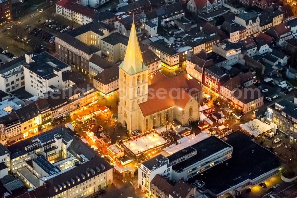 Hamm at night from above - Night view christmassy market and sale huts and booths auf dem Marktplatz an der Pauluskirche in Hamm in the state North Rhine-Westphalia