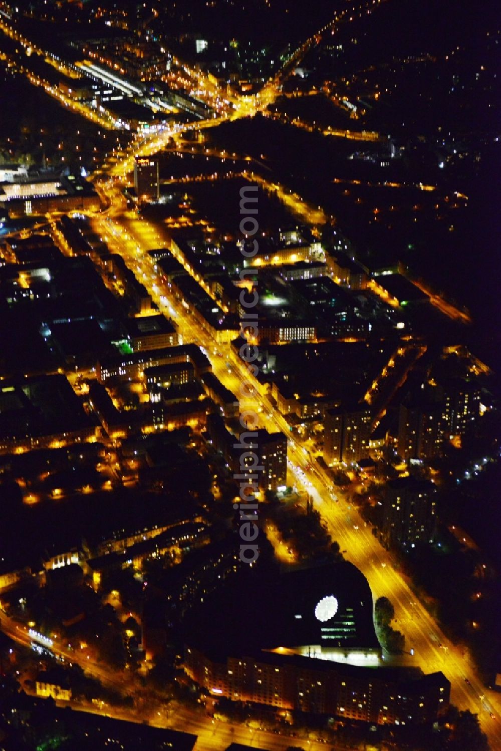 Potsdam at night from the bird perspective: Night aerial photo of the road Breite Strasse in Potsdam in the state Brandenburg