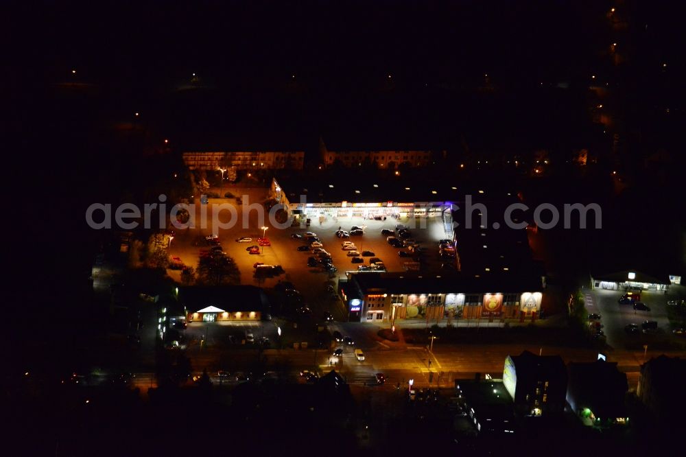 Berlin Kaulsdorf at night from the bird perspective: Night aerial photo of a shopping mall in the district Kaulsdorf in Berlin