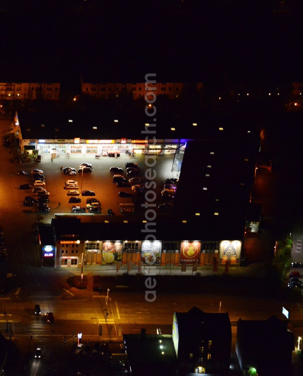 Aerial photograph at night Berlin Kaulsdorf - Night aerial photo of a shopping mall in the district Kaulsdorf in Berlin