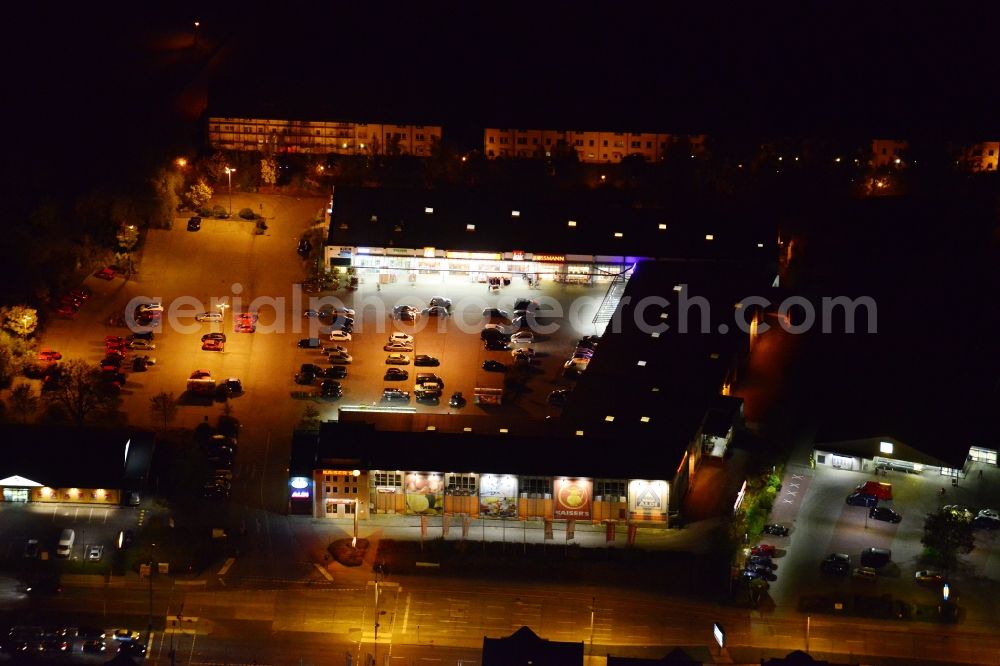 Aerial image at night Berlin Kaulsdorf - Night aerial photo of a shopping mall in the district Kaulsdorf in Berlin