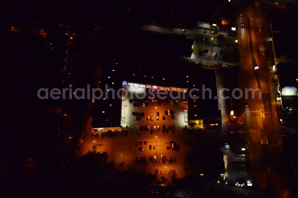 Berlin Kaulsdorf at night from the bird perspective: Night aerial photo of a shopping mall in the district Kaulsdorf in Berlin