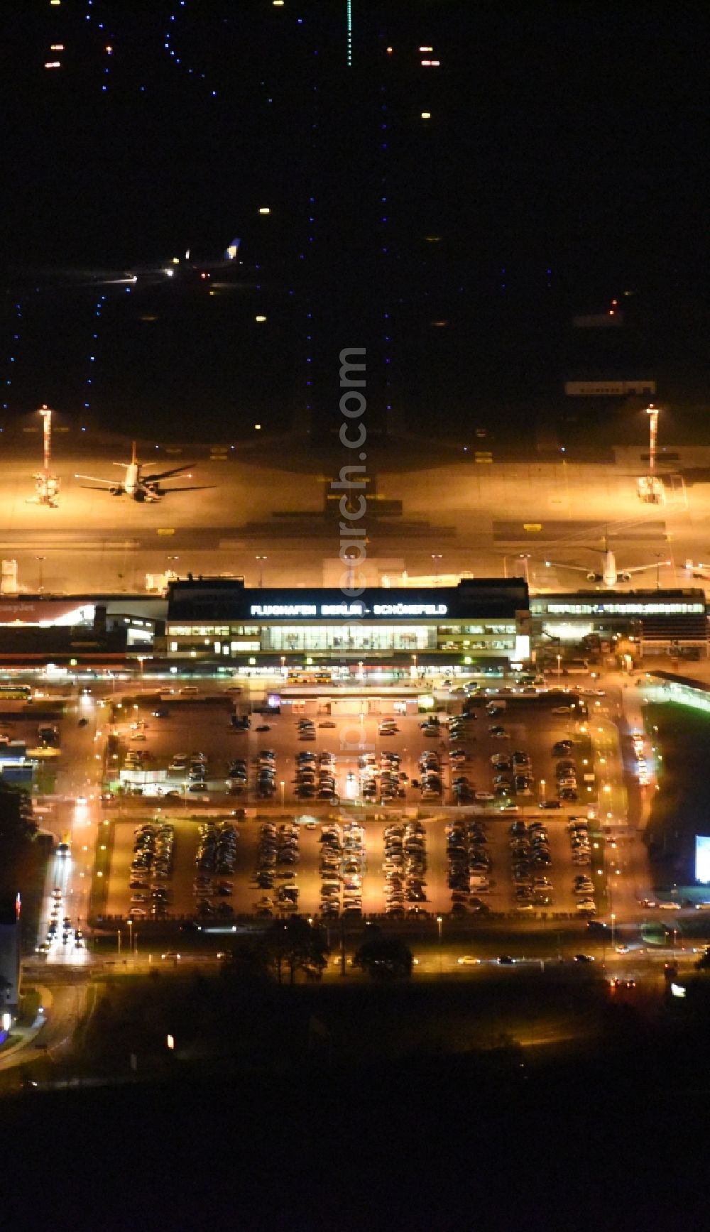 Schönefeld at night from the bird perspective: Night image of the area and main building of the airport Berlin-Schoenefeld SXF in Schoenefeld in the state of Brandenburg