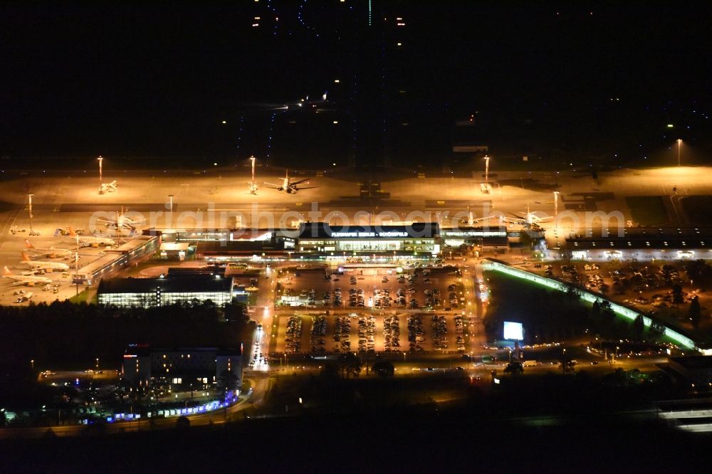 Aerial photograph at night Schönefeld - Night image of the area and main building of the airport Berlin-Schoenefeld SXF in Schoenefeld in the state of Brandenburg