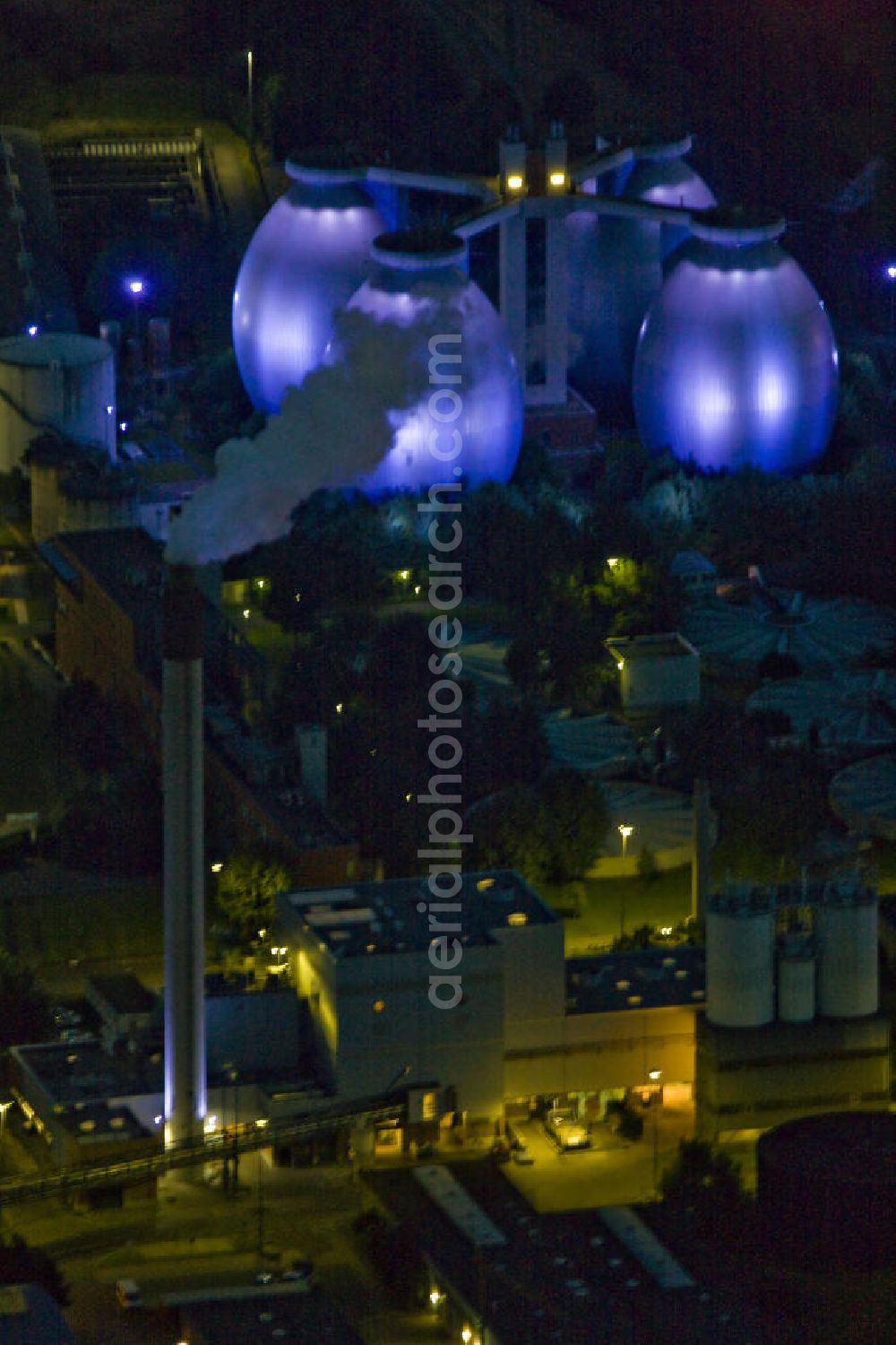 Aerial image at night Bottrop - Nachtluftbild von Lichtinstallationen im Rahmen der Extraschicht2008 auf dem Gelände des Emscherklaerwerk in Bottrop in Nordrhein-Westfalen.