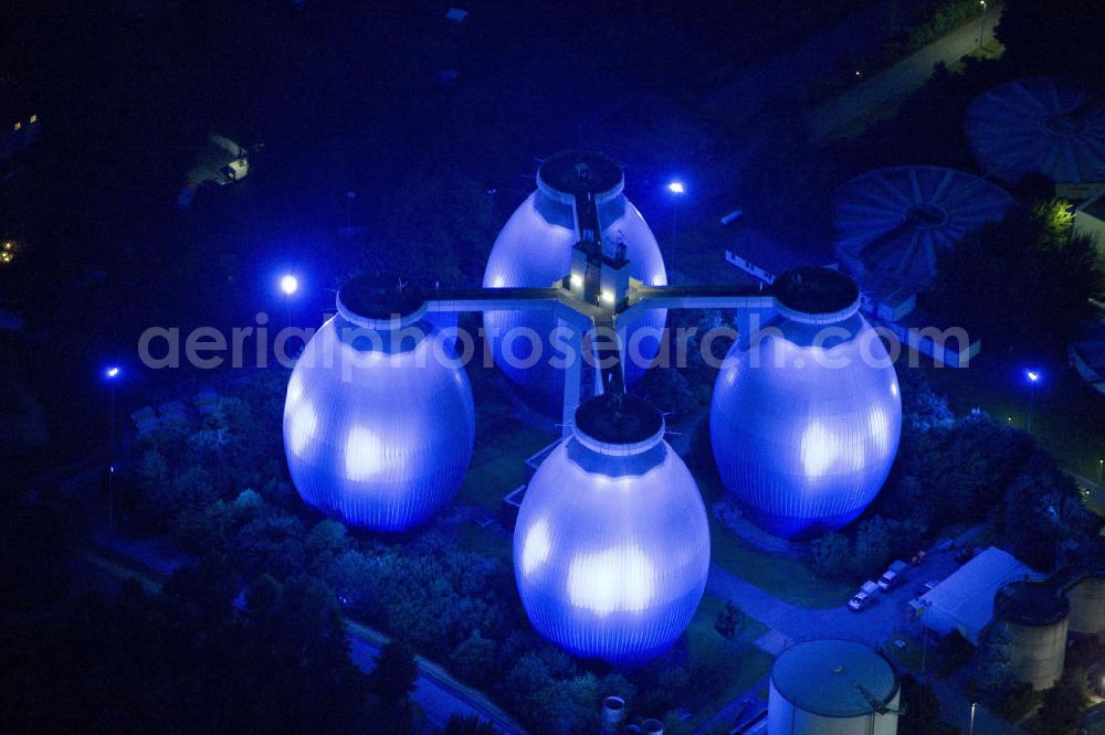 Bottrop at night from the bird perspective: Nachtluftbild von Lichtinstallationen im Rahmen der Extraschicht2008 auf dem Gelände des Emscherklaerwerk in Bottrop in Nordrhein-Westfalen.