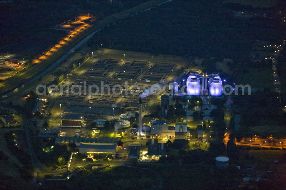 Aerial image at night Bottrop - Nachtluftbild von Lichtinstallationen im Rahmen der Extraschicht2008 auf dem Gelände des Emscherklaerwerk in Bottrop in Nordrhein-Westfalen.