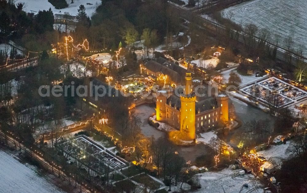 Aerial photograph at night Bedburg-Hau - Night lighting building and castle park systems of water castle Moyland in the district Till-Moyland in Bedburg-Hau in the state North Rhine-Westphalia, Germany