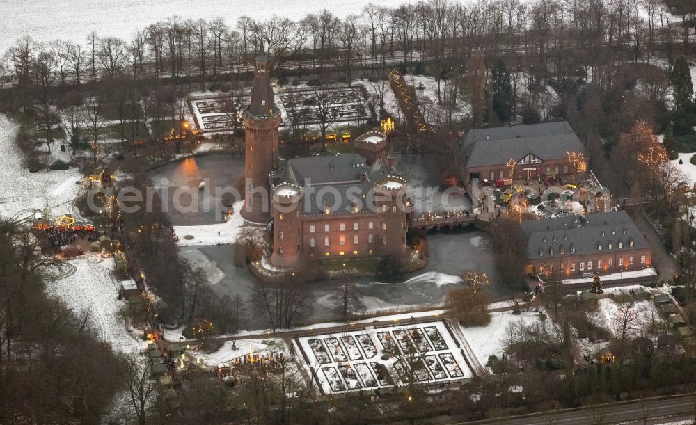 Bedburg-Hau at night from the bird perspective: Night lighting building and castle park systems of water castle Moyland in the district Till-Moyland in Bedburg-Hau in the state North Rhine-Westphalia, Germany