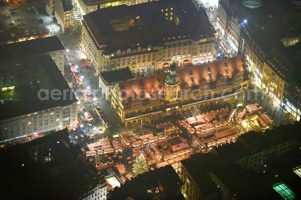 Leipzig at night from the bird perspective: Night lighting christmas market on Town Hall building of the City Council at the market downtown in the district Zentrum in Leipzig in the state Saxony, Germany