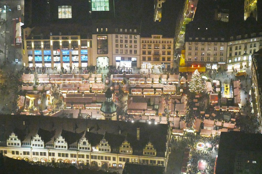 Leipzig at night from the bird perspective: Night lighting christmas market on Town Hall building of the City Council at the market downtown in the district Zentrum in Leipzig in the state Saxony, Germany