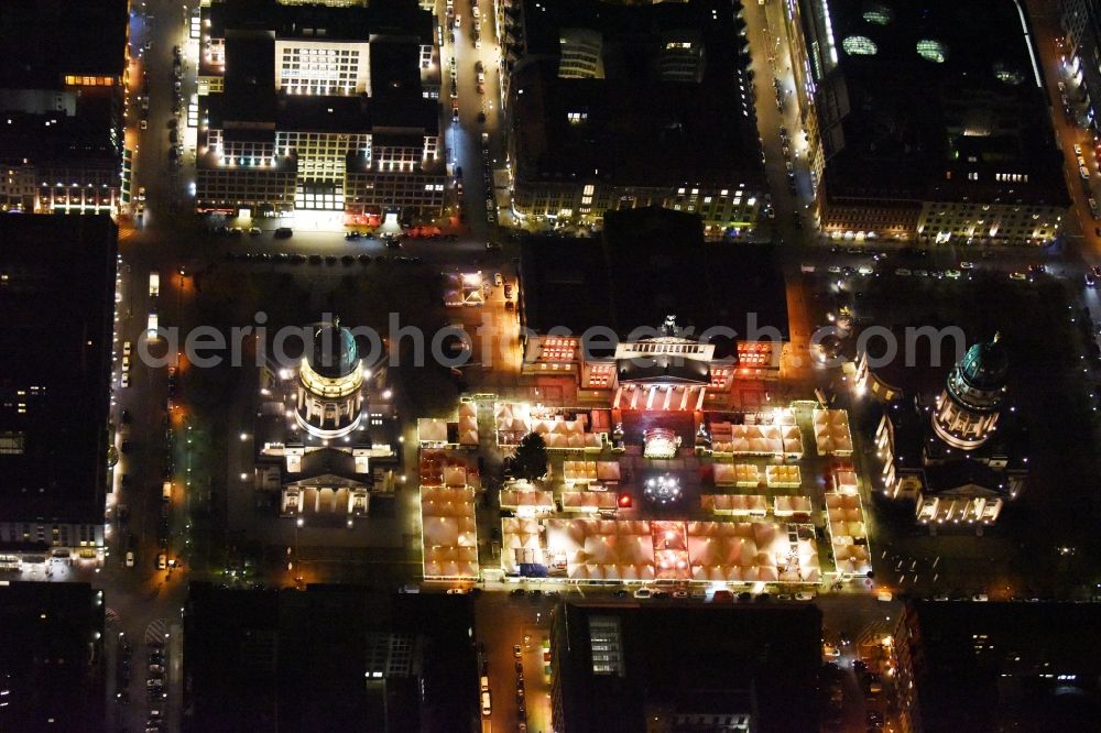 Berlin at night from the bird perspective: Night view christmas market on place area Gendarmenmarkt with the building ensemble German and French Cathedral, Schauspielhaus in Berlin Mitte